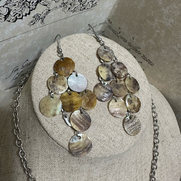 Shell and silver necklace earrings and bracelet - Picture 2 of 5